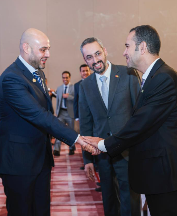 الرئيس التنفيذي لشركة أروقة مهندس عبدالرحمن المعيبد مع معالي الوزير ماجد الحقيل